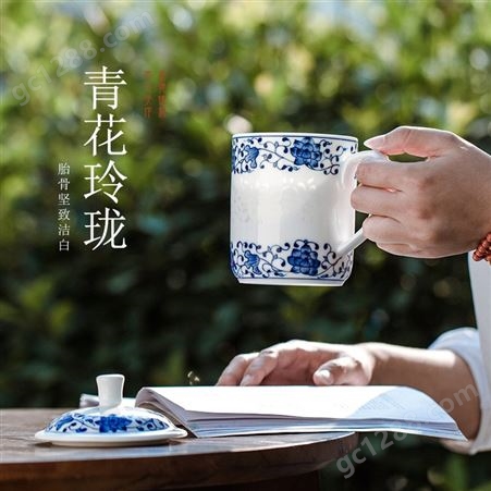 景德镇手绘青花玲珑茶杯 陶瓷茶杯带盖中式家用水杯 送礼自用